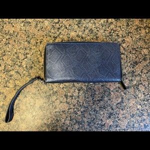 Halogen wristlet/wallet. Silver/Blue faux Animal print. Zip closure.